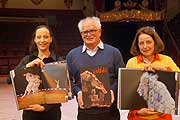 Jana Mandana vom Circus Krone, Buchautor Dr. Helmut Bauer, Fotografin Benita von Bemberg (©Foto: MartiN Schmitz)